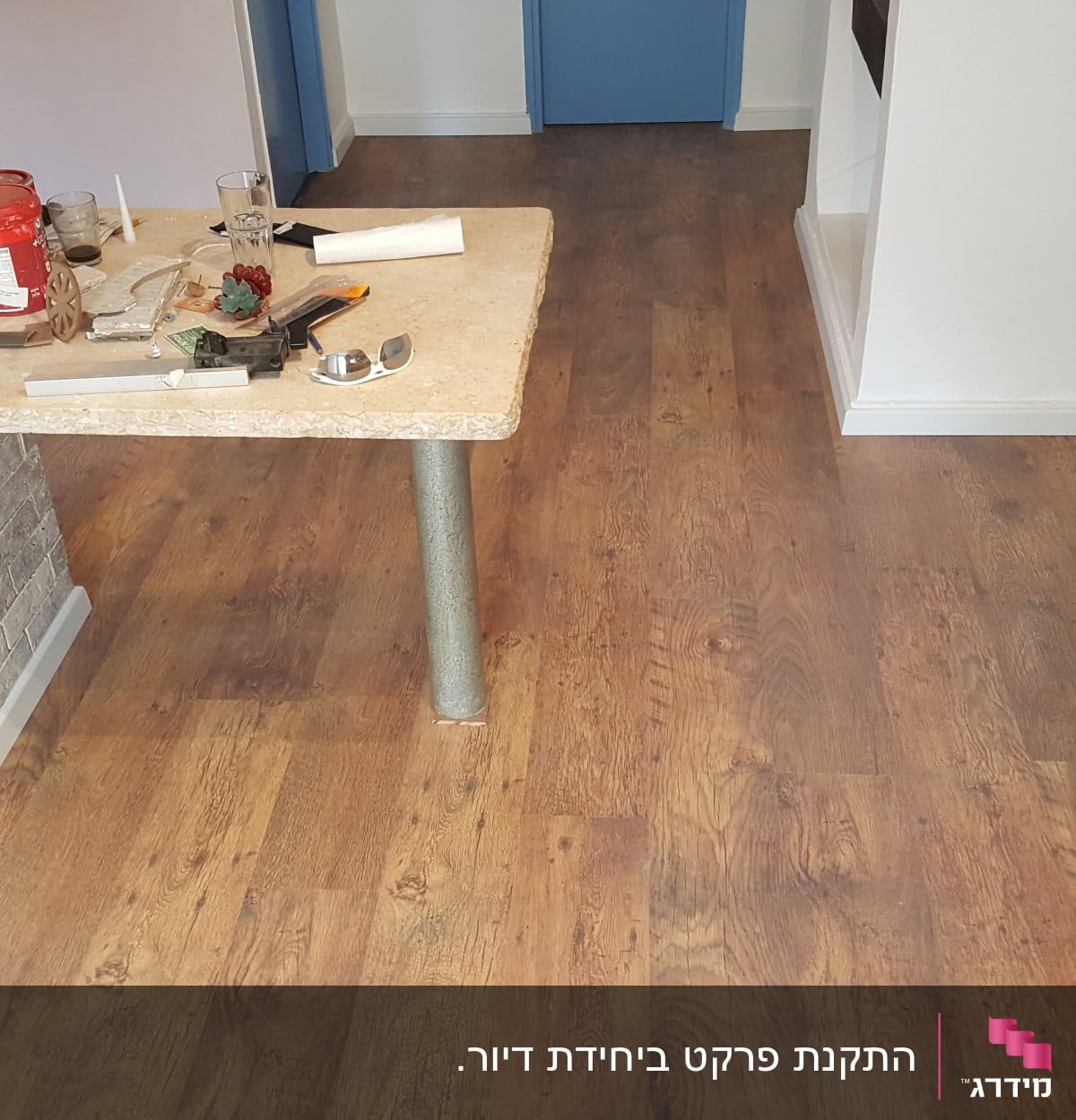 רצפת פרקט עץ חום עם שולחן עבודה